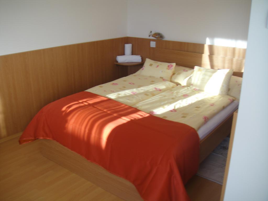 Paks Panzio Hotell Rum bild