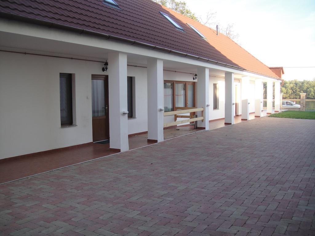 Paks Panzio Hotell Exteriör bild